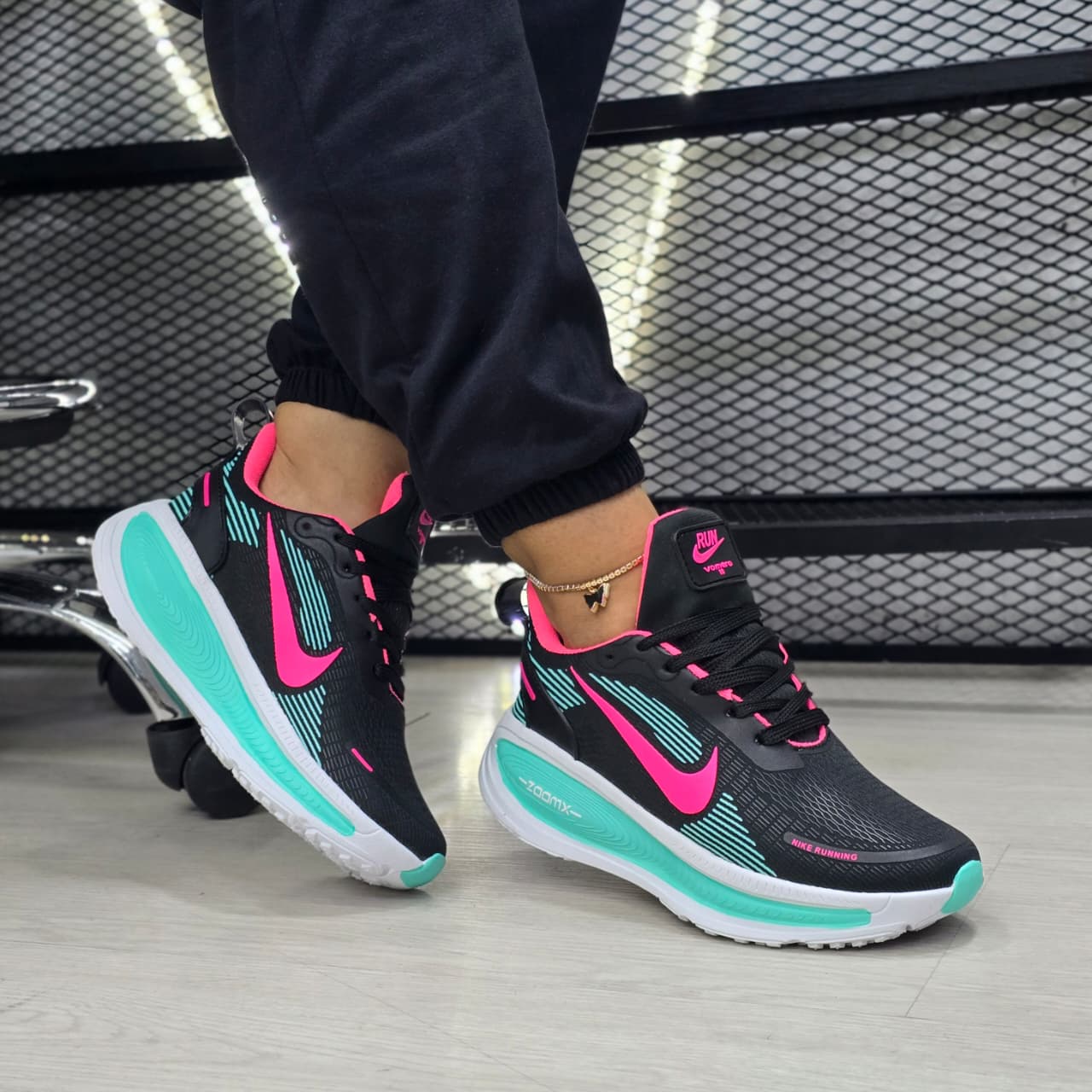 Nike Vomero Dama + MEDIAS GRATIS