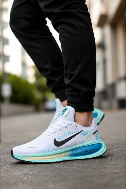 NIKE VOMERO + MEDIAS GRATIS