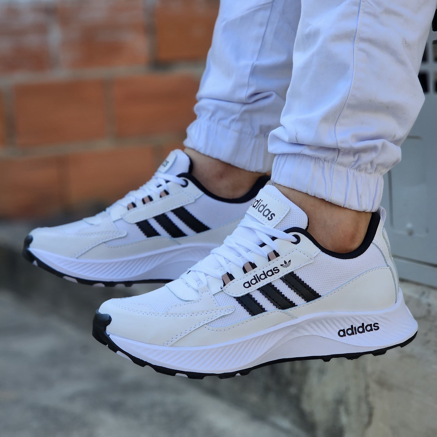 ADIDAS DURAMO + MEDIAS